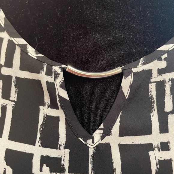 Counterparts woman’s black and white, flutter sleeve, abstract design,size large - Picture 6 of 10